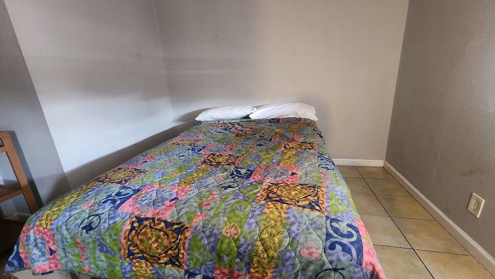 Full Bed Non-Smoking photo 3