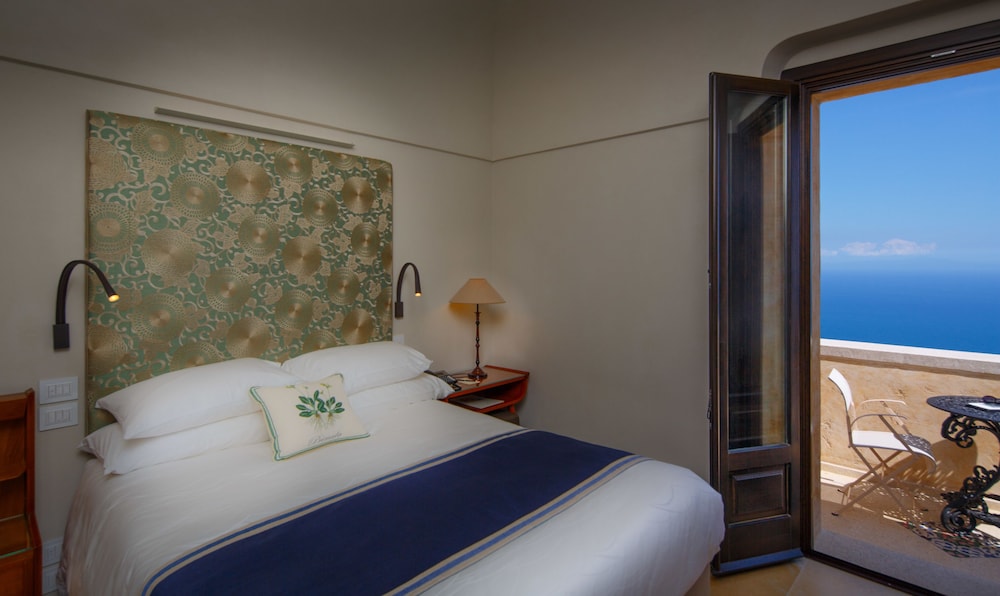 Deluxe Room, 1 Queen Bed (Queen Room with Terrace Sea View) photo 2