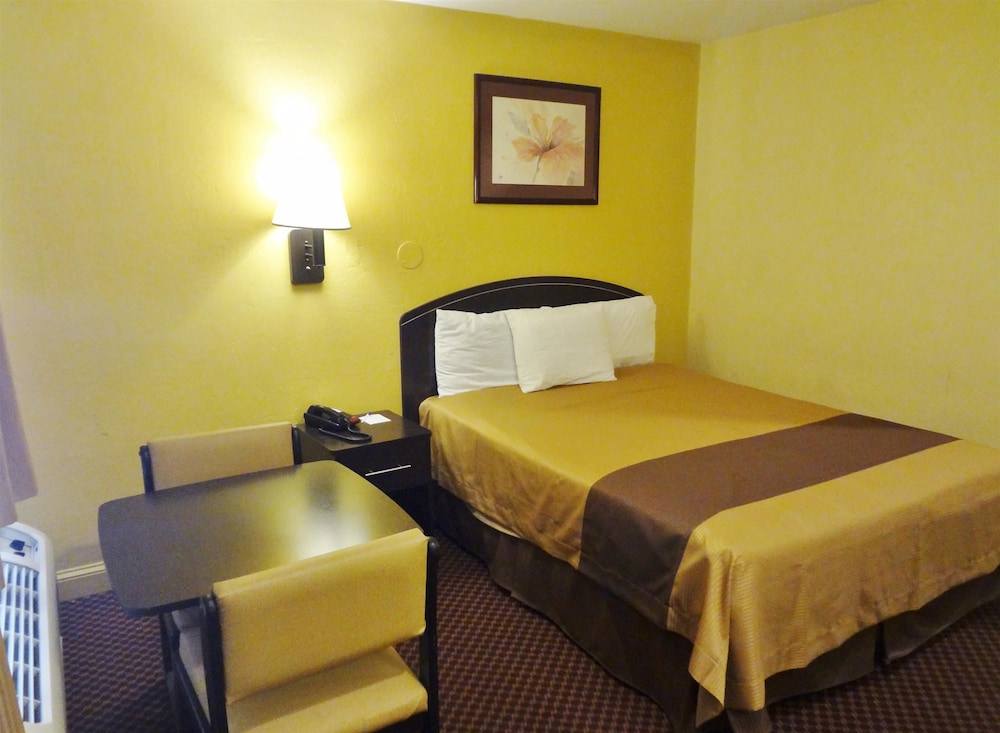 Room, 1 Queen Bed, Accessible, Smoking (Handicap) - Photo 3