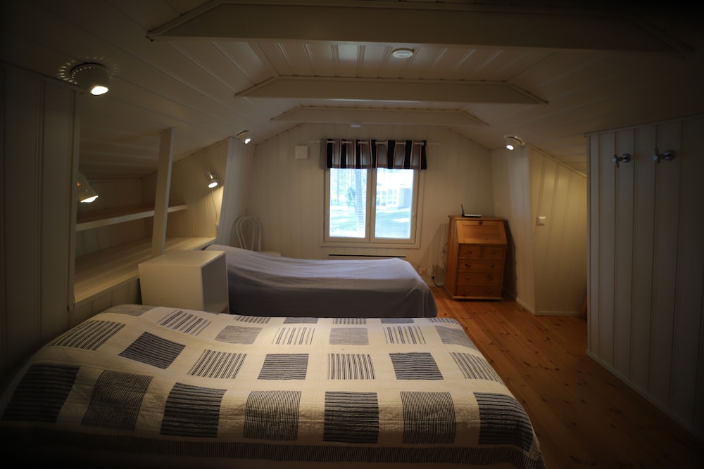 Traditional Cottage, 2 Bedrooms, Sea View, Beachside photo 3