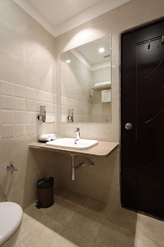 Deluxe Double or Twin Room - Photo 11