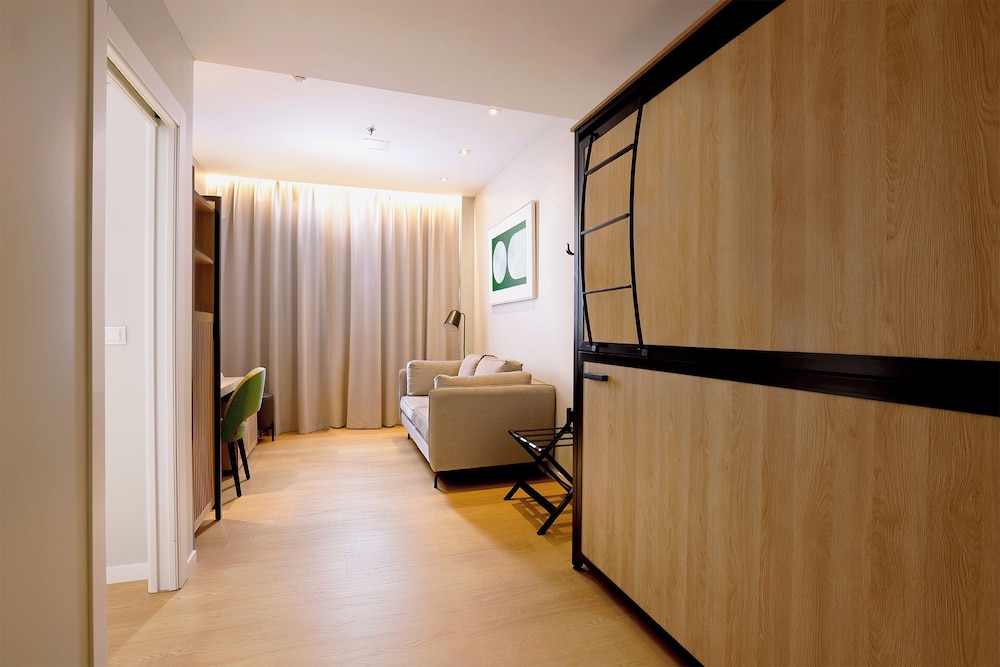 Standard Suite (2 adults + 2 children)