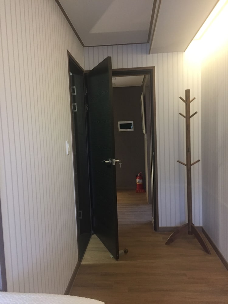 202 photo 3