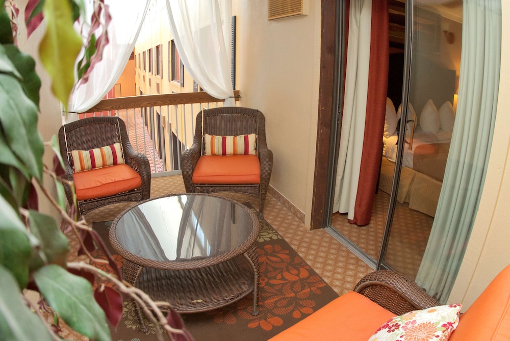 Suite, 1 King Bed, Non Smoking, Balcony photo 1