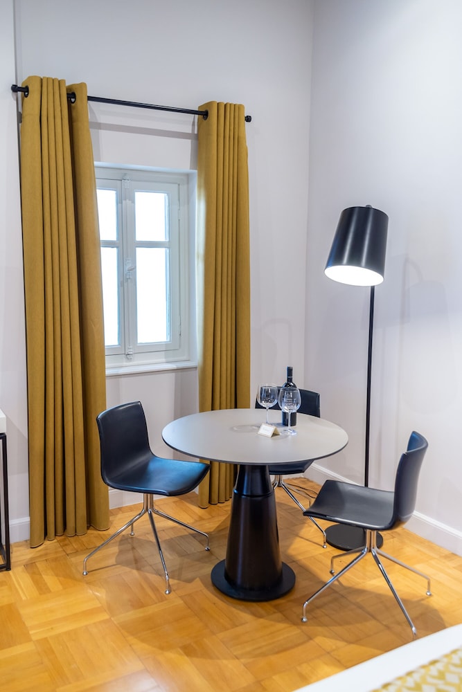 Executive Suite - Photo 13