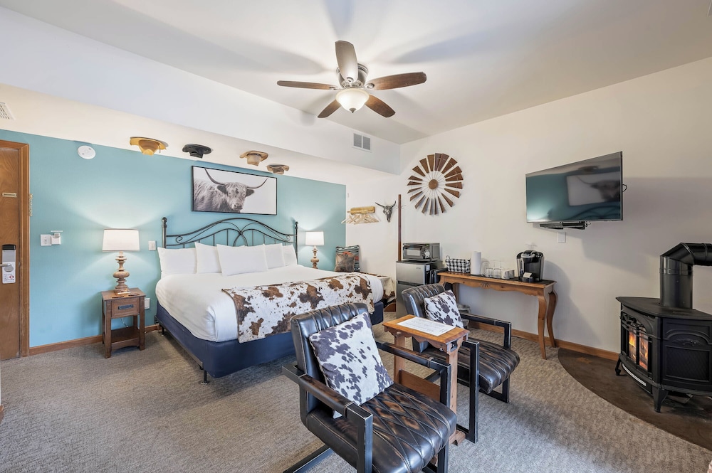 Rio Grande - 1 King Bed, Jetted Tub, River View, Pet Friendly, Fireplace photo 1