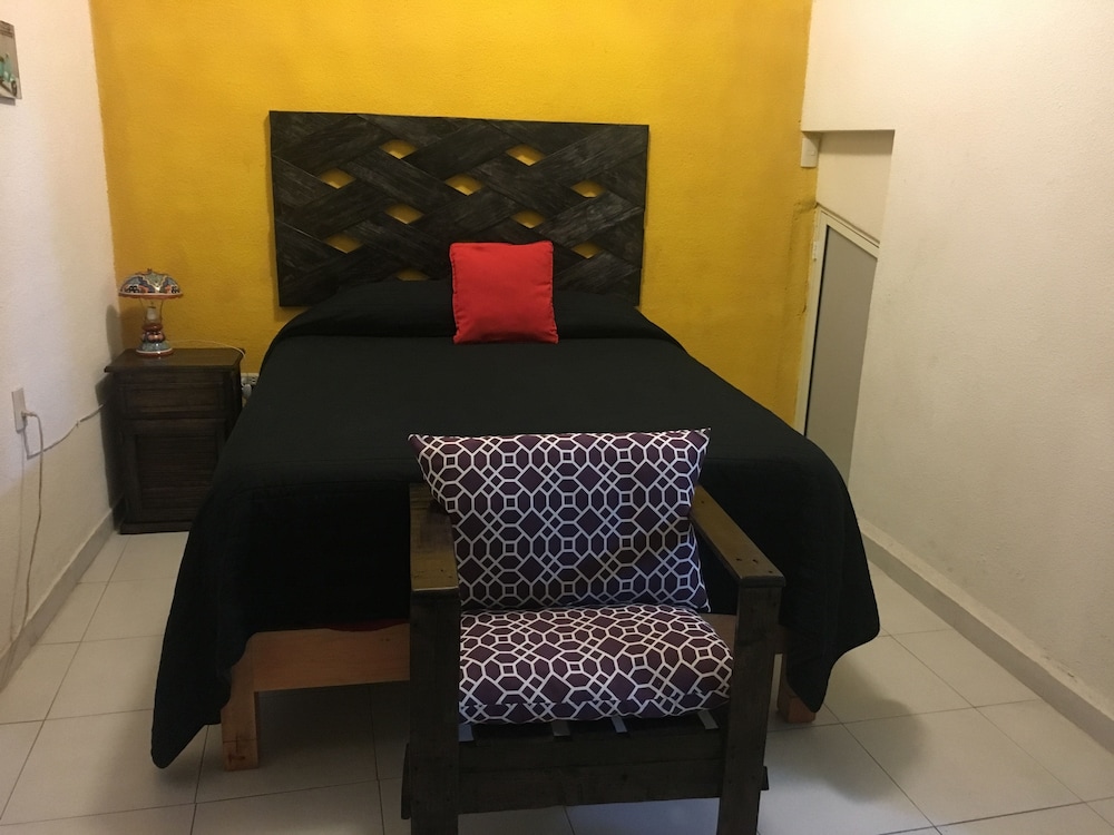 Basic Room, 1 Queen Bed, Private Bathroom photo 3