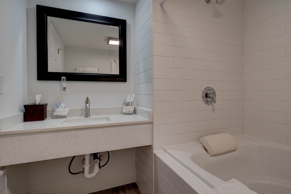 One bedroom Queen Suite with Spa - Non View - Photo 2