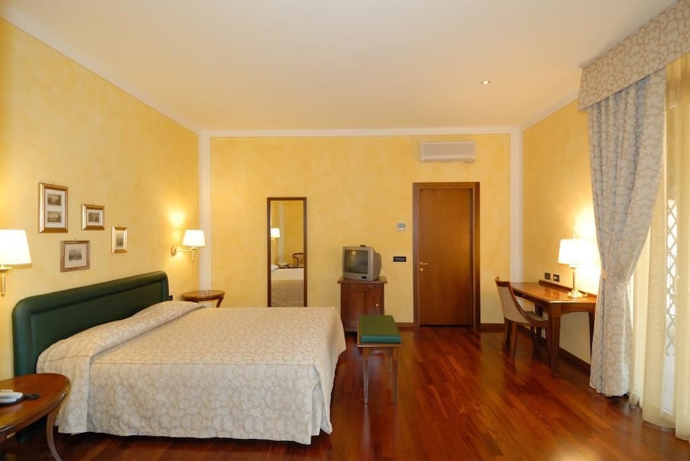 Standard Twin Room - Photo 2