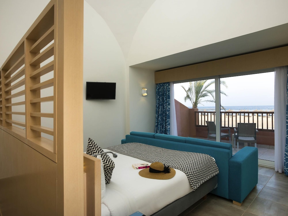 Deluxe Suite, 1 King Bed, Balcony, Sea View