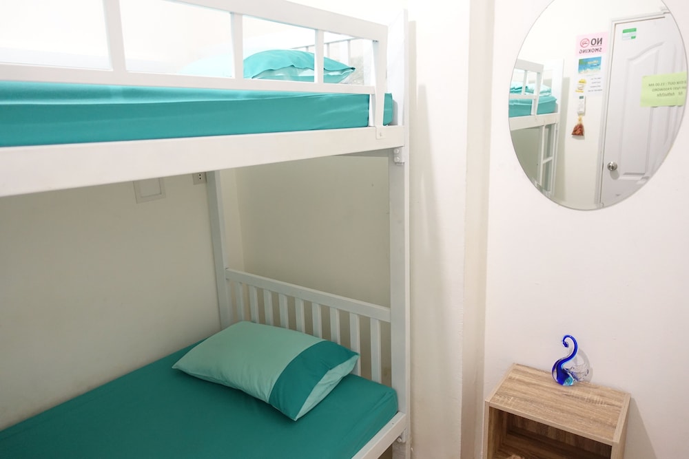 Small room Bunk with shared bathroom - no window photo 3