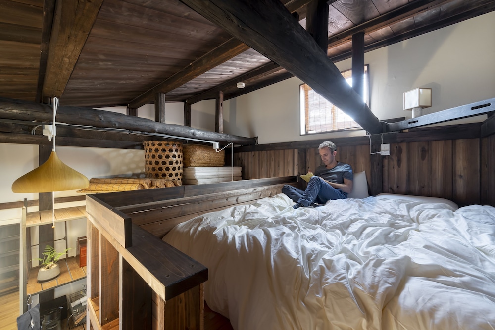 Wooden Family Queen Mezzanine 201, Non Smoking photo 1