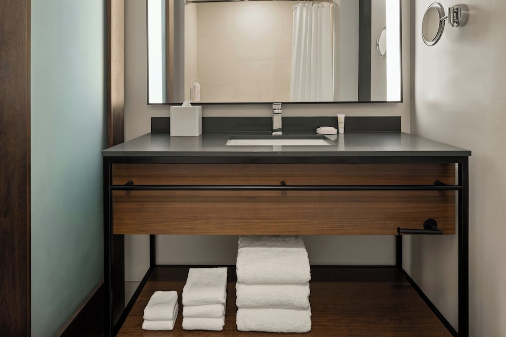 Room, 2 Queen Beds, City View (Mobility/Hearing Access, Roll-in Shwr) photo 2