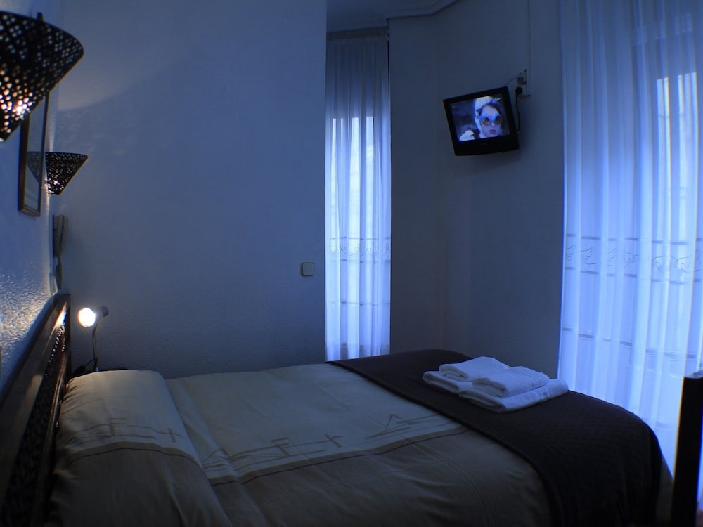 Classic Double Room, Ensuite, City View photo 3