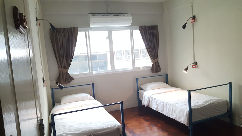 Twin Room (Shared Bathroom) photo 1
