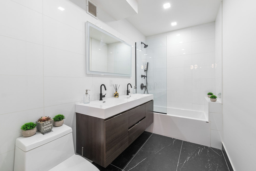 Presidential Apartment, 3 Bedrooms, Kitchen, City View photo 2