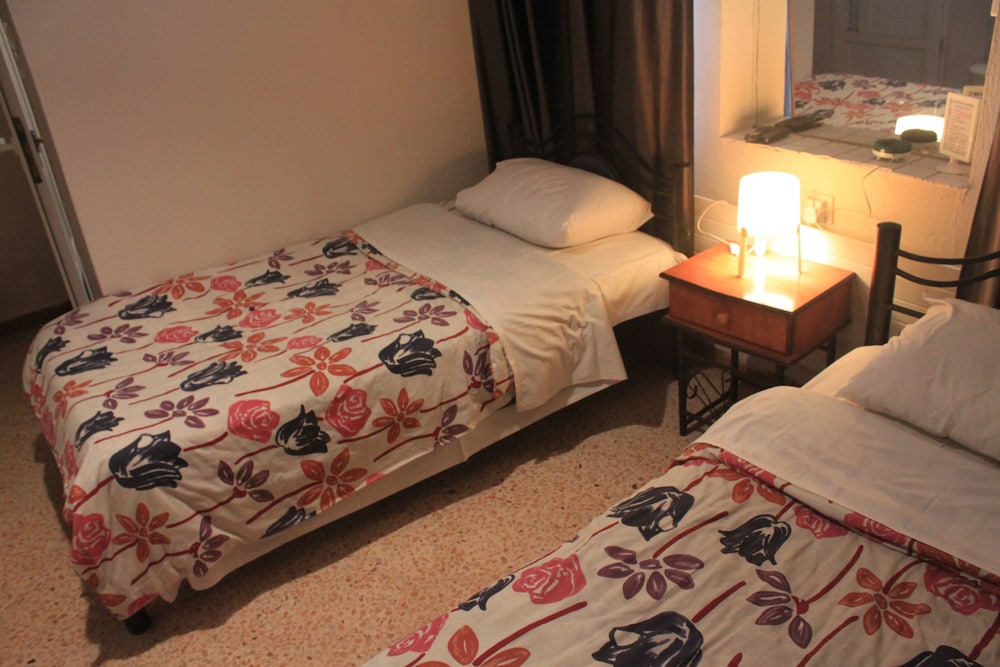 Basic Twin Room, 2 Twin Beds photo 2