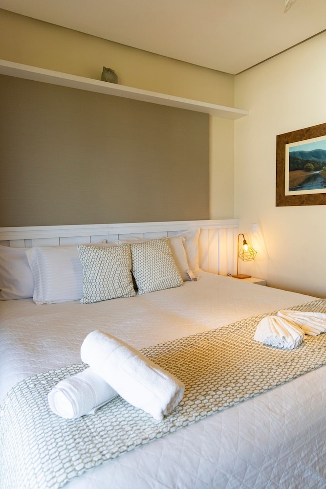 Deluxe Suite, 1 King Bed, Air conditioning, Partial Sea View photo 3