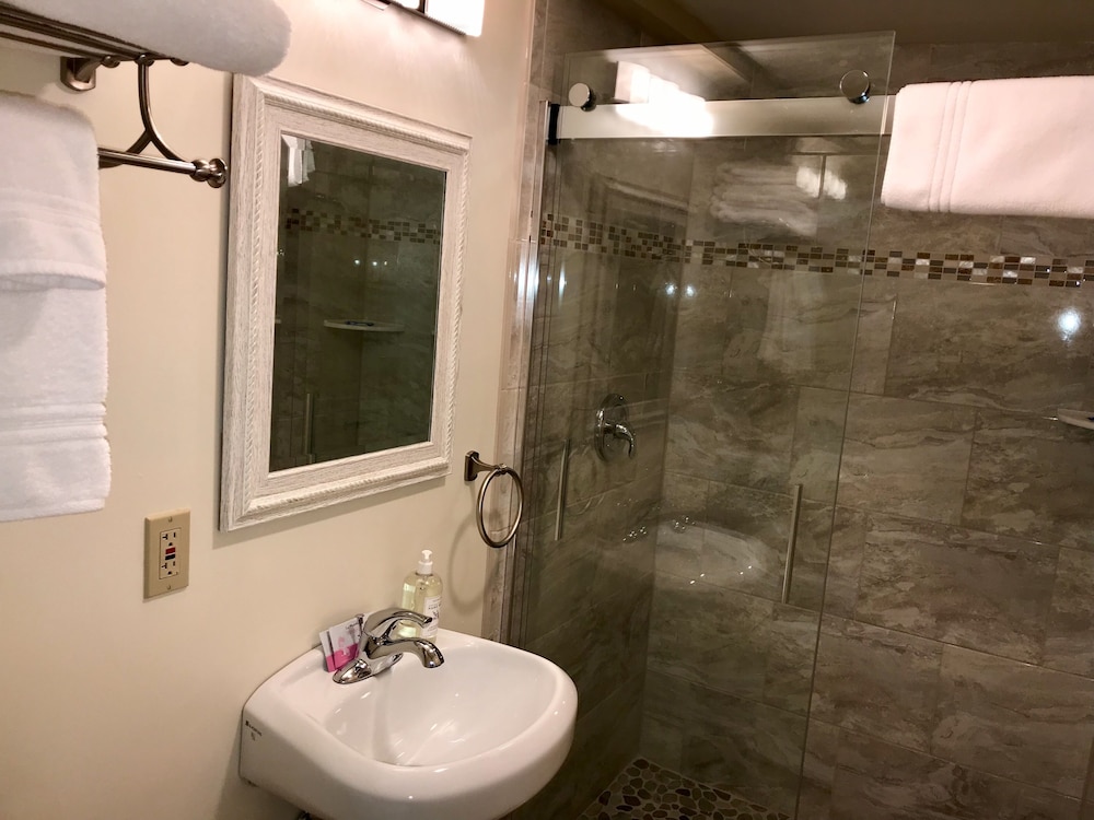 Room 3 - One King Bed with Private Bath photo 3