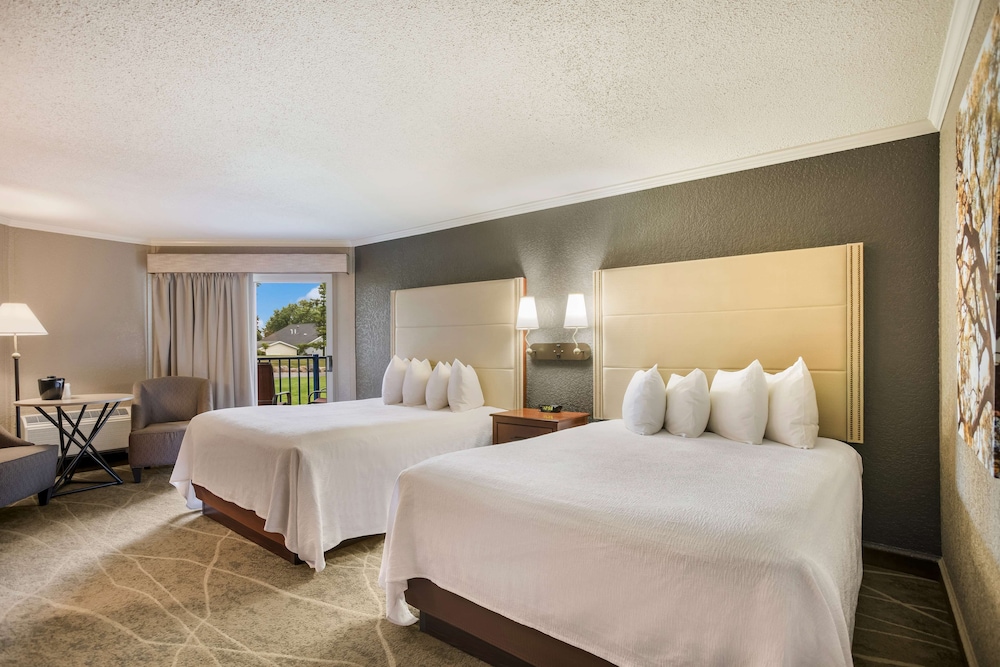 Standard Room, 2 Queen Beds, Accessible, Poolside