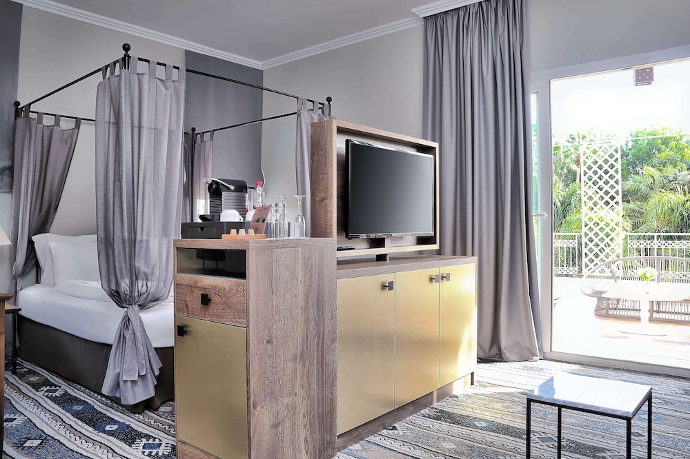 Deluxe Room, 1 King Bed with Sofa bed