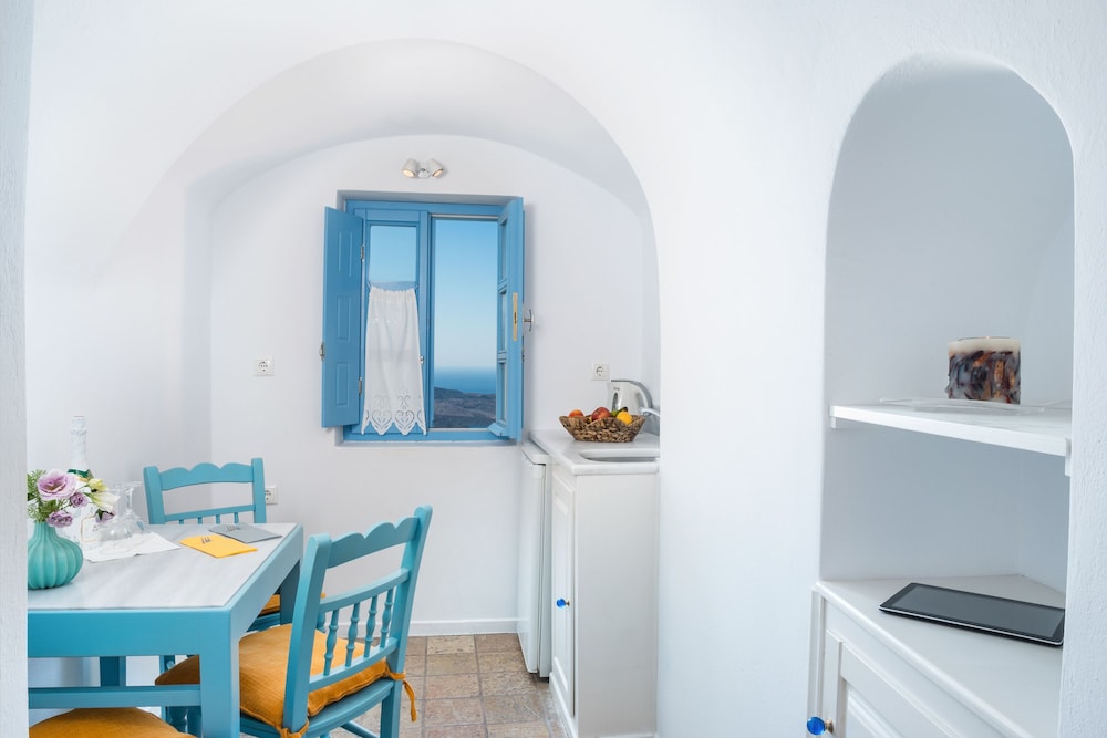 Double Room (Caldera View) - Photo 6