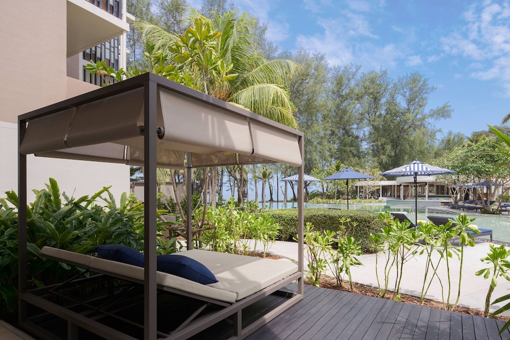 Premium Room, 1 King Bed, Pool View (Terrace) - Photo 3