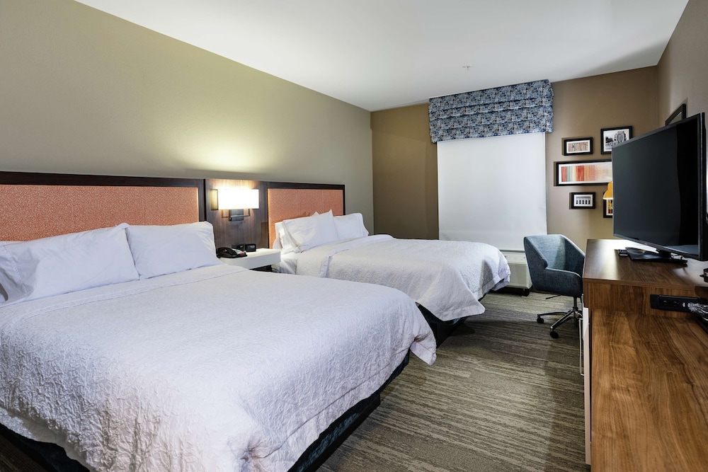 Room, 2 Queen Beds, Accessible, Bathtub - Photo 4