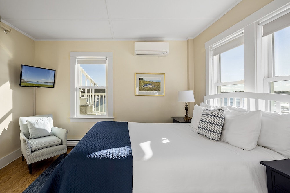 Inner Harbor View Standard Room (2, 6) photo 1