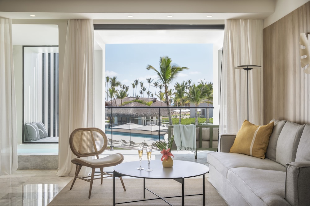 FREE UPGRADE TO EXCELLENCE CLUB JUNIOR SUITE GARDEN OR POOL VIEW