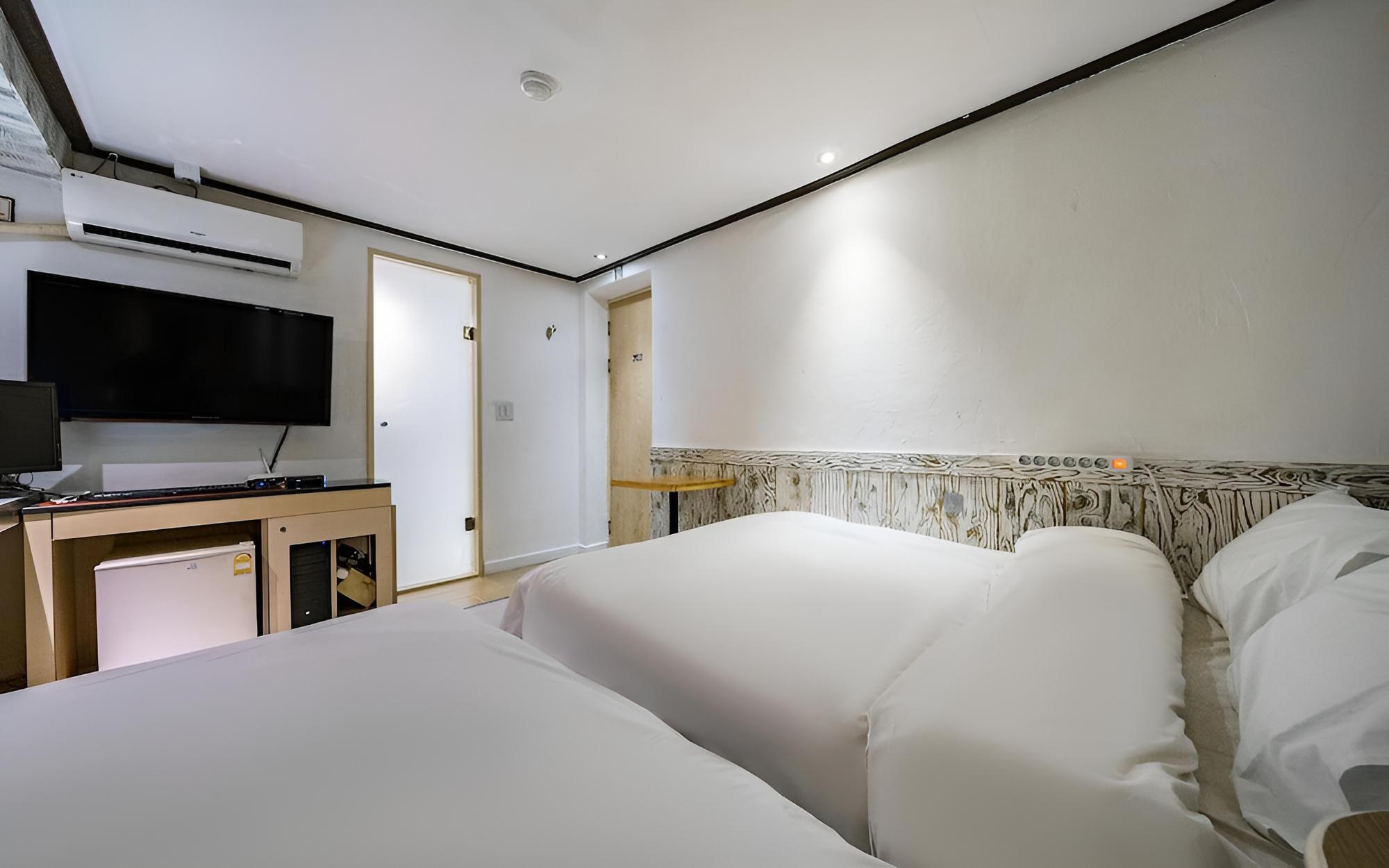 Room (Twin - Consecutive nights not allowed) - Photo 8