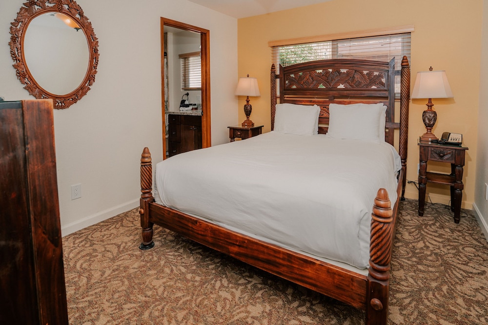 Deluxe Room, Multiple Beds, Partial Ocean View