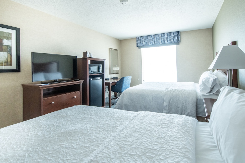 Room, 2 Queen Beds, Refrigerator & Microwave - Photo 2