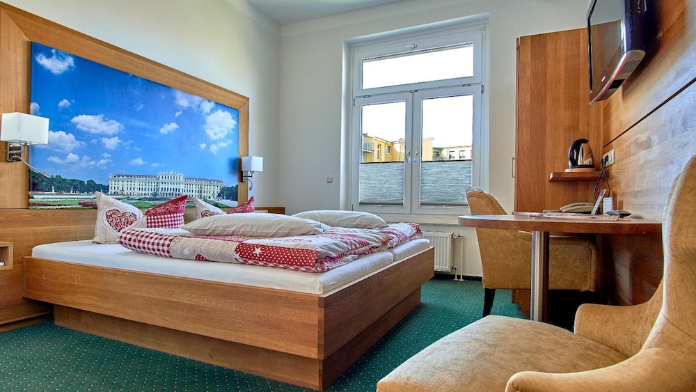 Comfort double room railway side photo 2