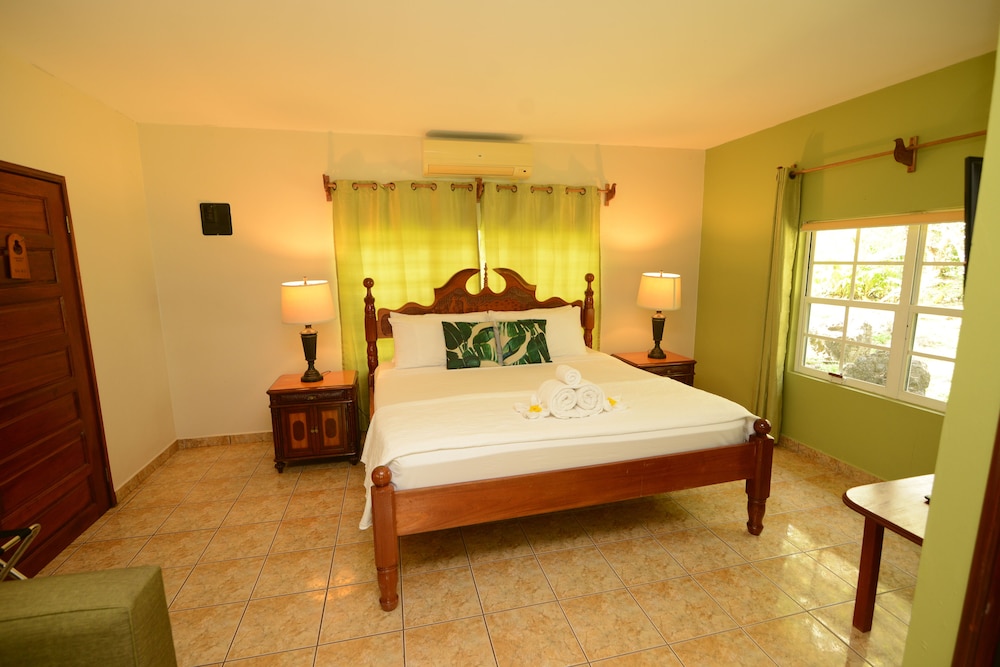 Comfort Cabin, 1 King Bed with Sofa bed, Kitchenette, Pool View photo 3