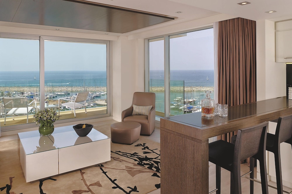 Two Bedroom Suite, 1 Queen & 2 Twin Beds, Sea View