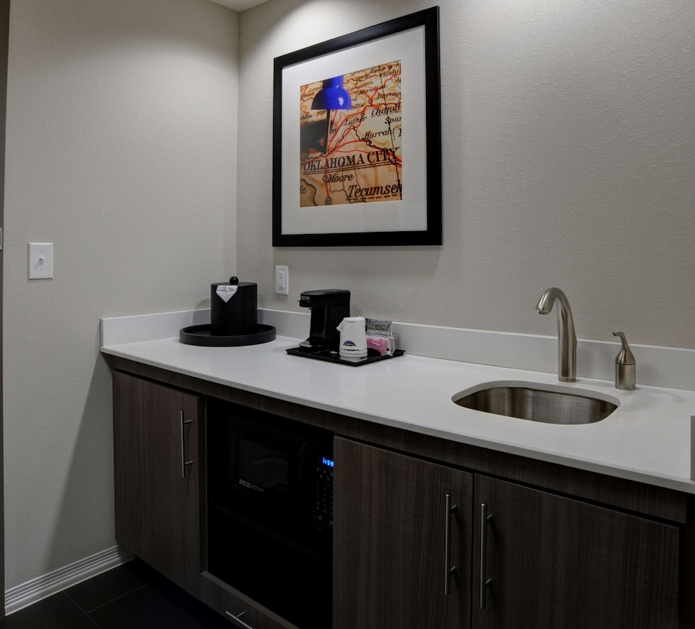 Studio Suite, 1 King Bed, Non Smoking, Refrigerator & Microwave photo 3