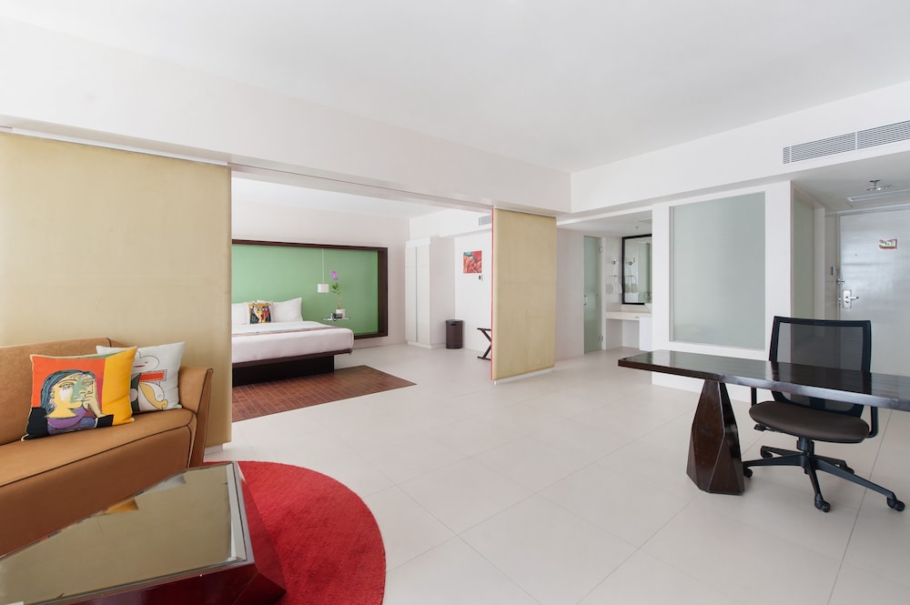 Barcelona Suite (With Tub) - Photo 11
