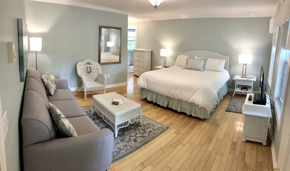 Superior Room, 1 King Bed, Non Smoking (Superior King Room with Kitchenette) photo 3