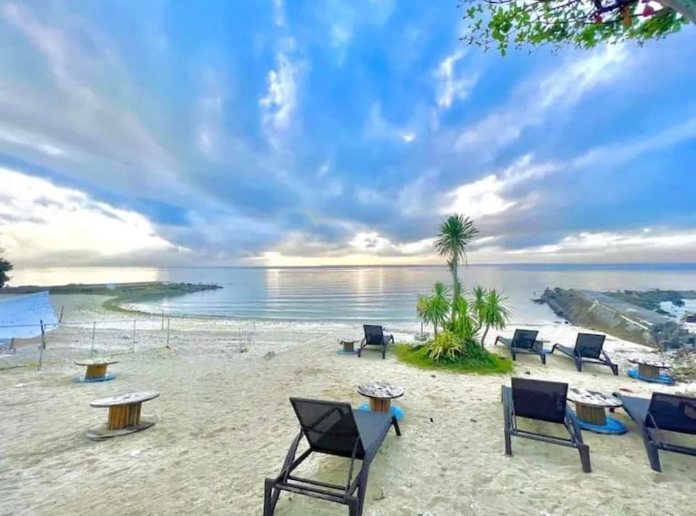 Exclusive Condo, 1 Bedroom, Pool Access, Sea Facing photo 2