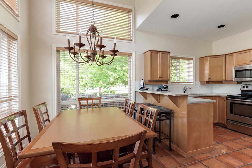 Three Bedroom Townhome, Garden Side photo 3