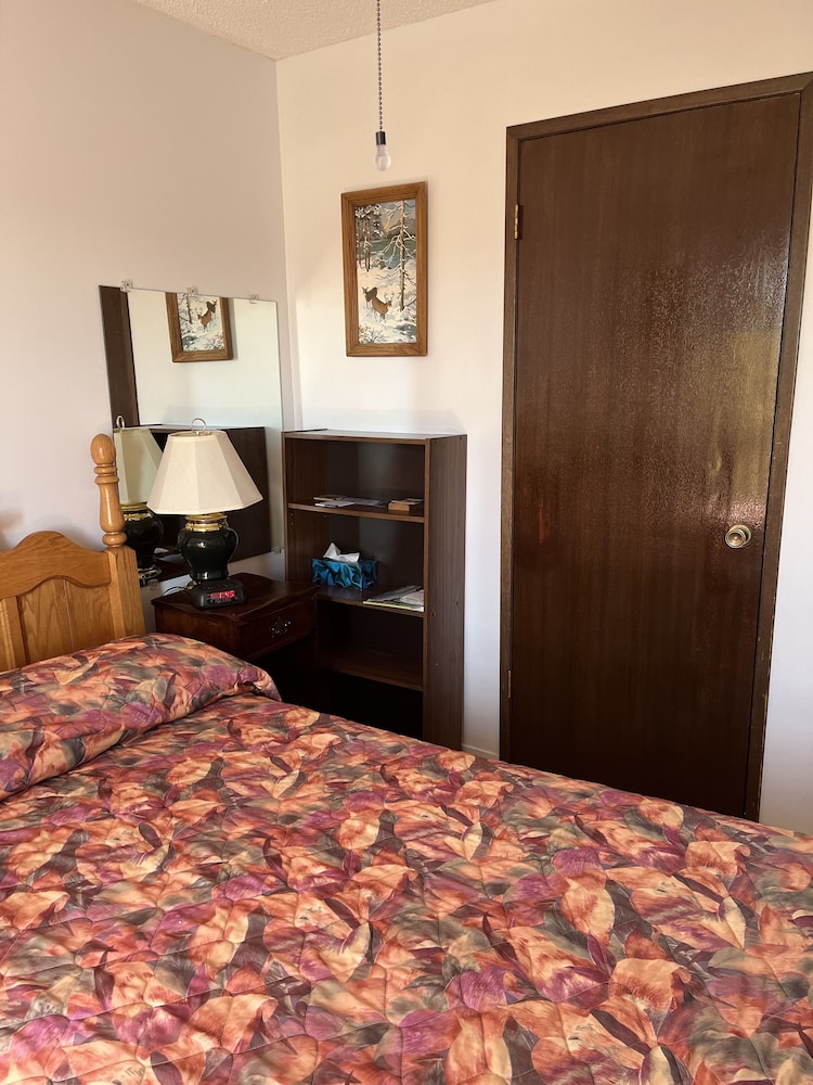 Basic Room, 1 Queen Bed, Valley View photo 2