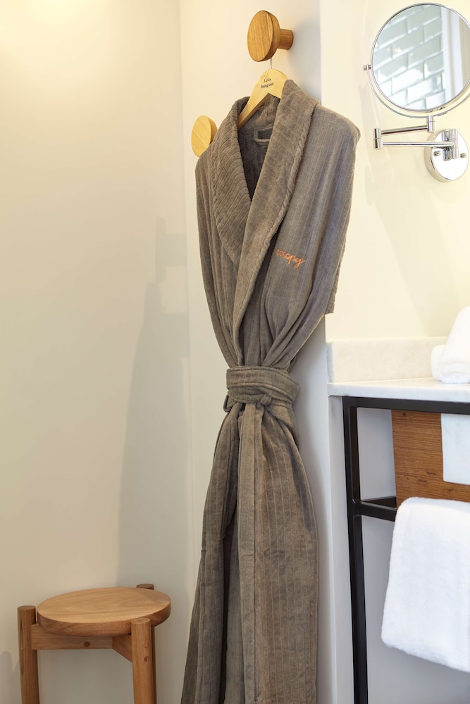 Executive Suite - Photo 14