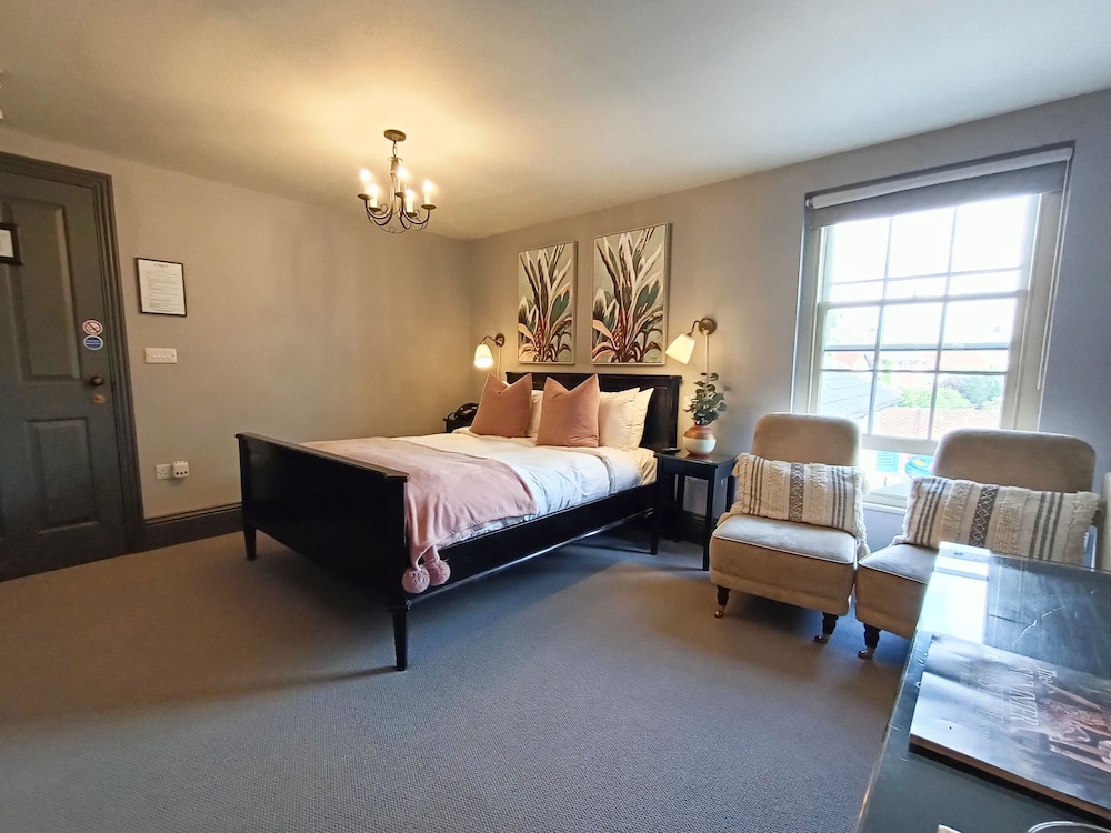 Classic Room, 1 King Bed photo 2