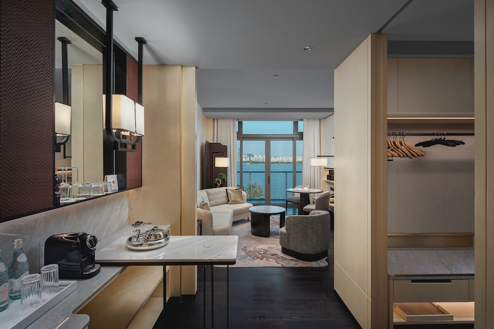 Deluxe Suite, Non Smoking, Lake View