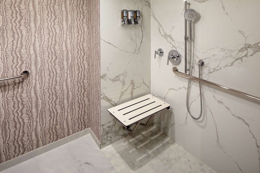 Room, 1 Bedroom, Accessible (Mobility, Hearing, Roll-In Shower) - Photo 2