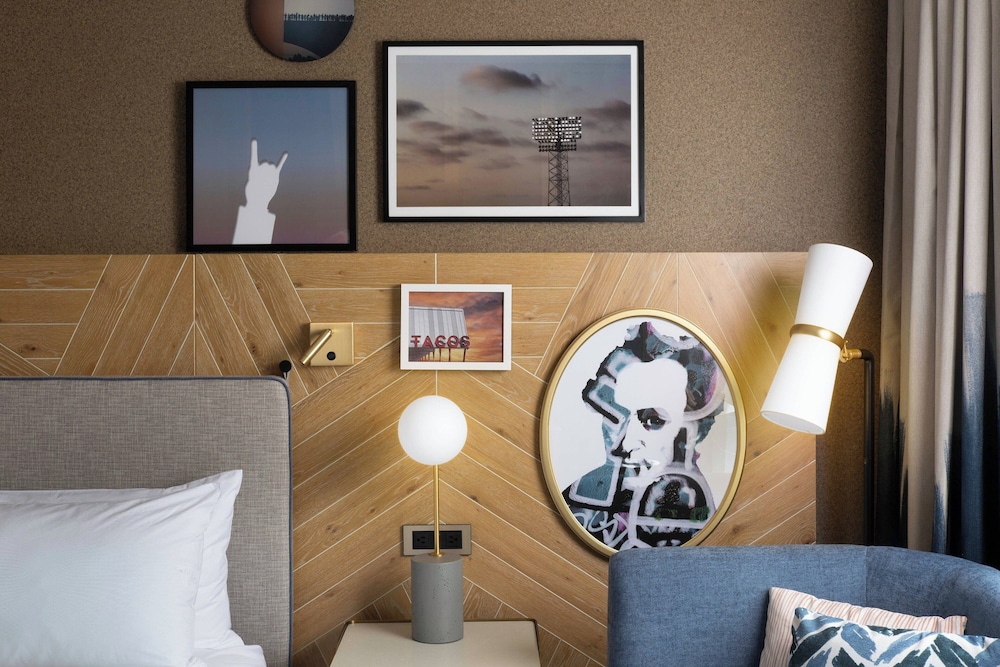 Suite, 1 Bedroom - Photo 1