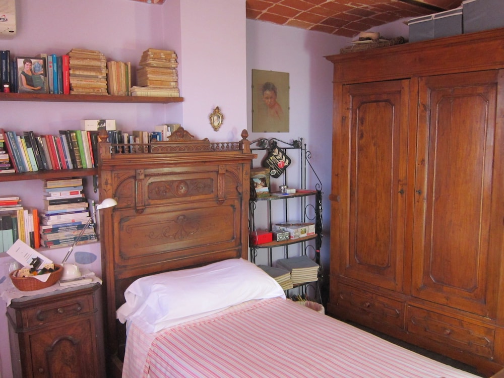 Single Room, Shared Bathroom photo 1