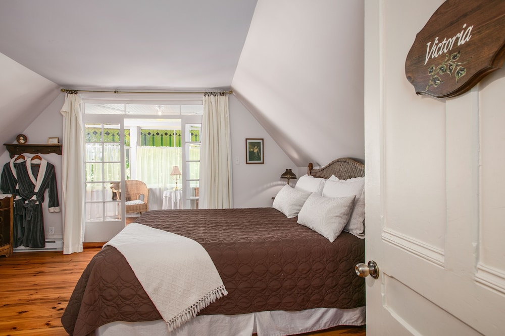 Suite, 1 Queen Bed (Victoria) photo 1