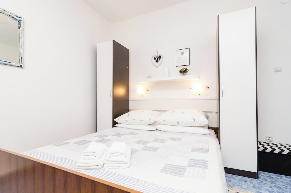 Apartment (One-Bedroom Apartment with Terrace an)